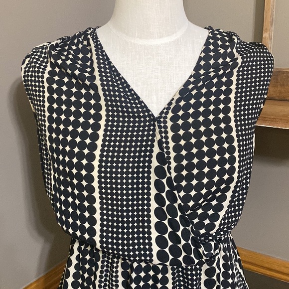 Who what wear black and tan polka dot v neck sleeveless wrap top size XS - Picture 2 of 8